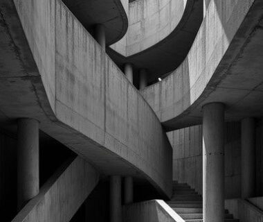 Monumentale Sichtbetonwege und Treppen in einer brutalistischen Architektur